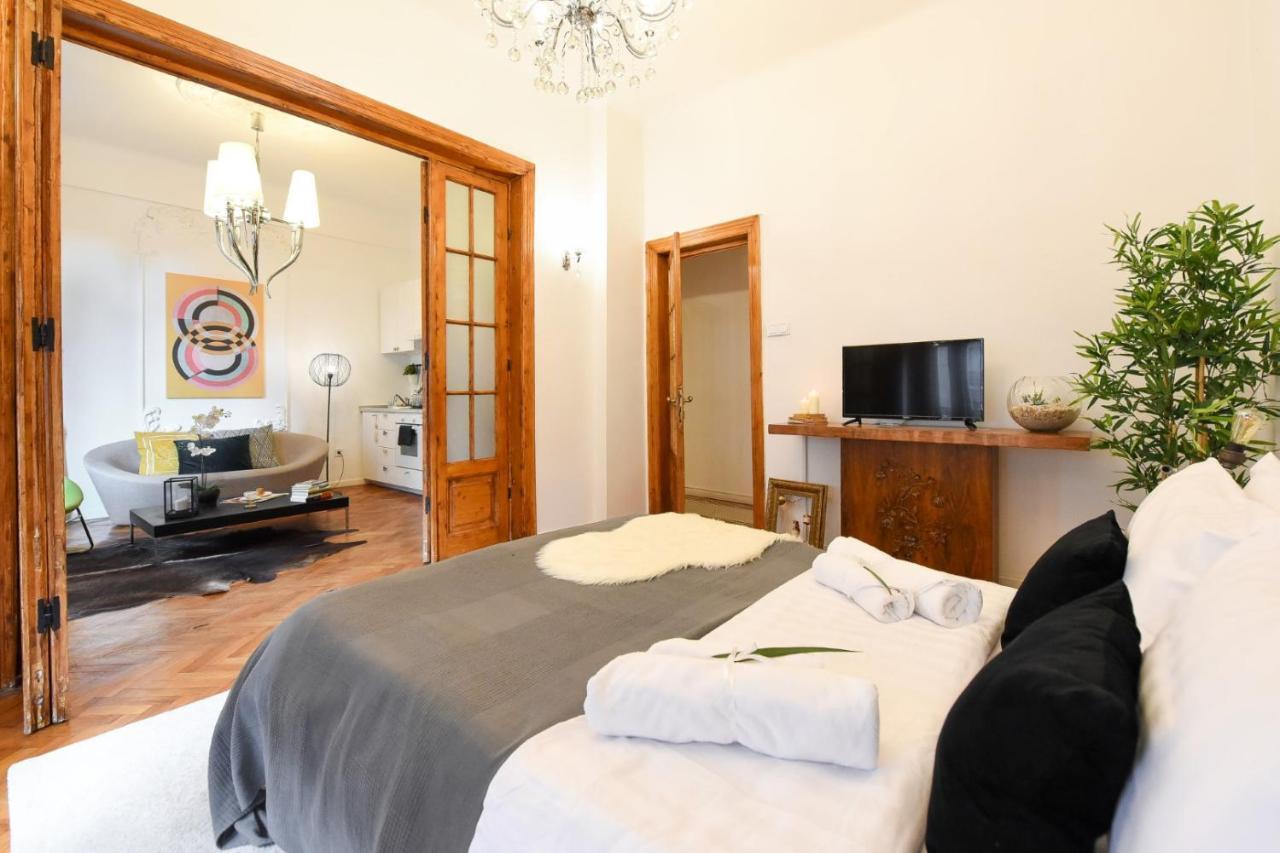 Vintage Elegance, Modern Comfort: 1Br Apartment Overlooking Calea Victoriei 부쿠레슈티 외부 사진