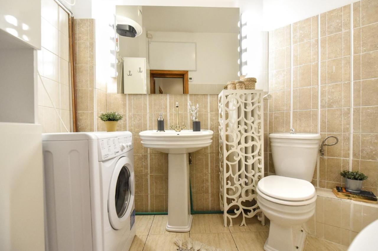 Vintage Elegance, Modern Comfort: 1Br Apartment Overlooking Calea Victoriei 부쿠레슈티 외부 사진