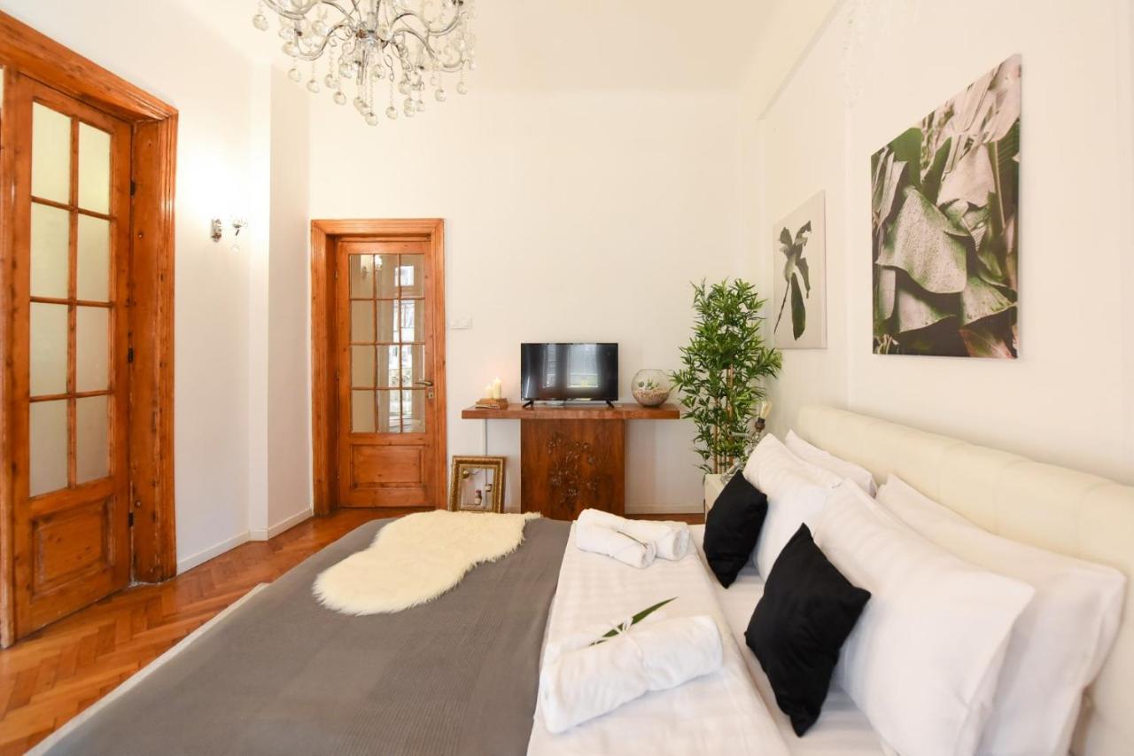 Vintage Elegance, Modern Comfort: 1Br Apartment Overlooking Calea Victoriei 부쿠레슈티 외부 사진