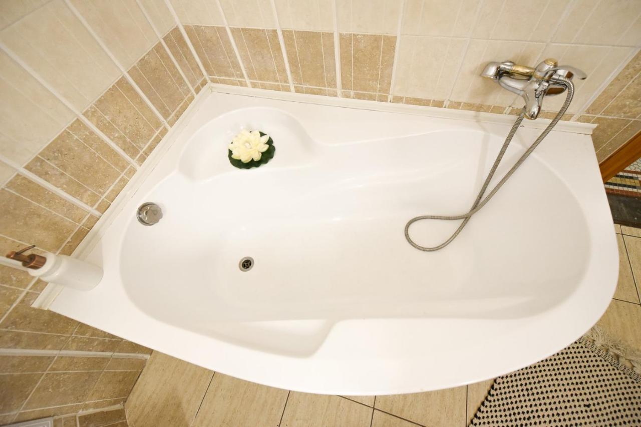 Vintage Elegance, Modern Comfort: 1Br Apartment Overlooking Calea Victoriei 부쿠레슈티 외부 사진