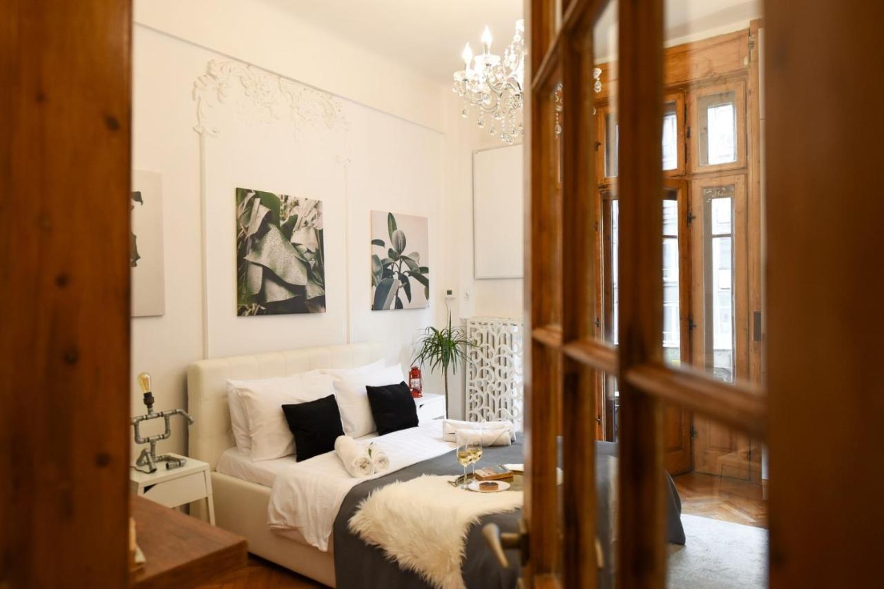 Vintage Elegance, Modern Comfort: 1Br Apartment Overlooking Calea Victoriei 부쿠레슈티 외부 사진