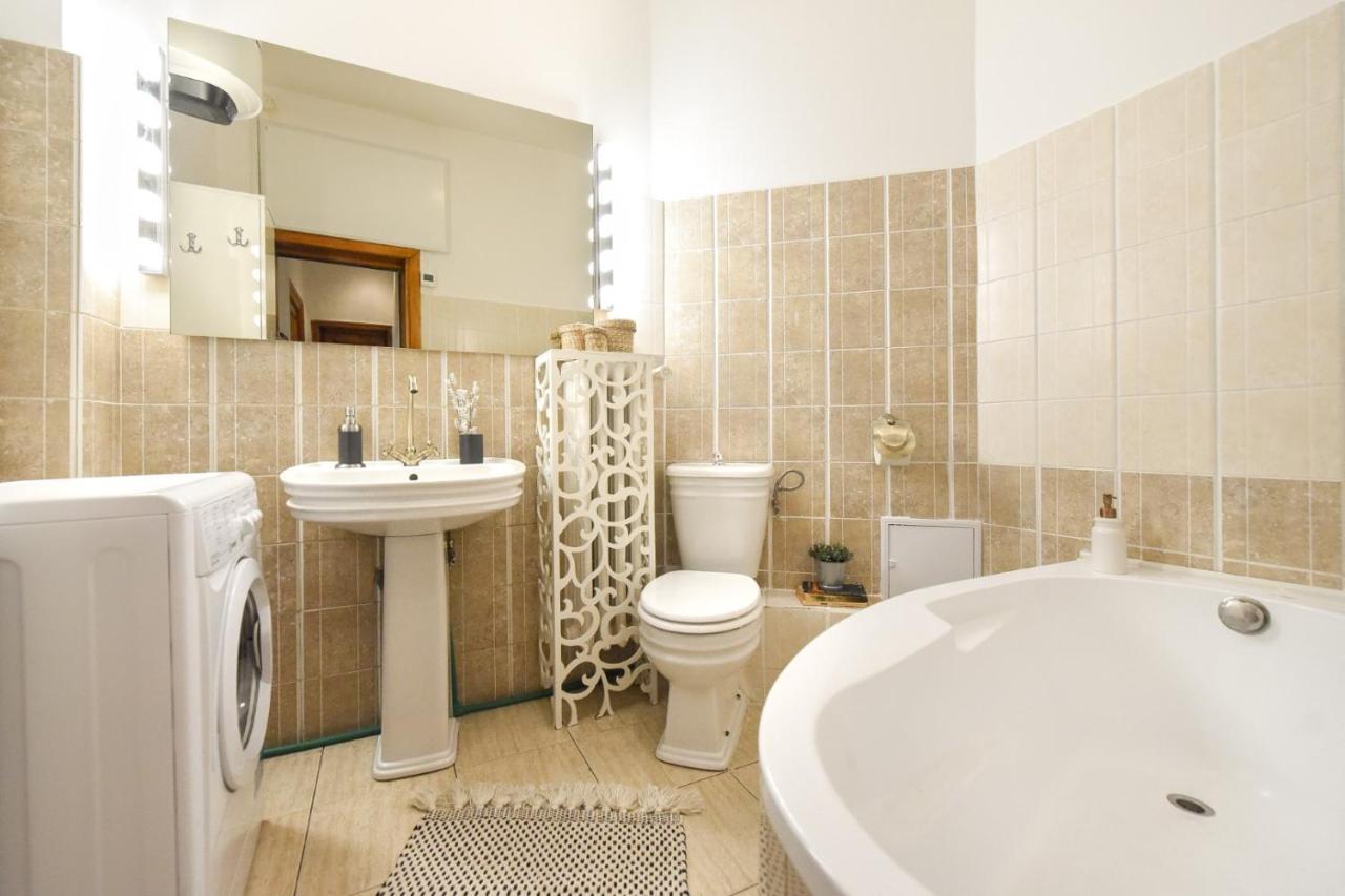 Vintage Elegance, Modern Comfort: 1Br Apartment Overlooking Calea Victoriei 부쿠레슈티 외부 사진