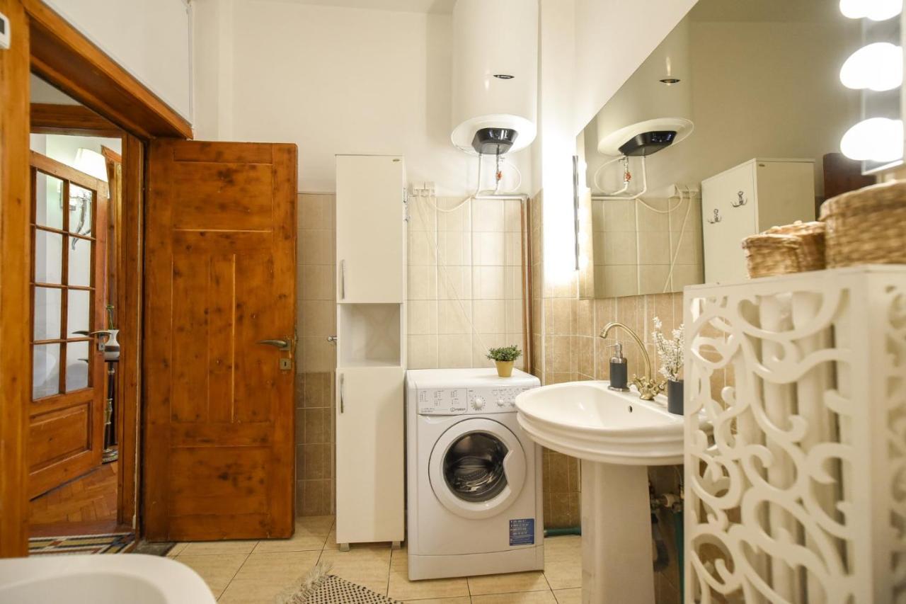 Vintage Elegance, Modern Comfort: 1Br Apartment Overlooking Calea Victoriei 부쿠레슈티 외부 사진